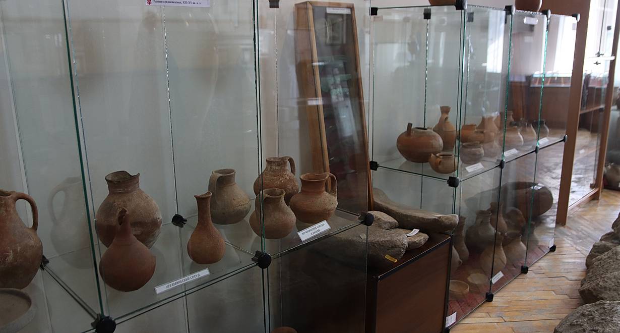 музейная коллекция средневековой керамики.